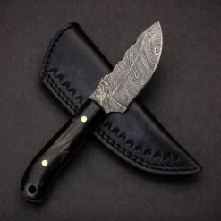 Couteau Skinner En Acier Damas Fait Main Avec Un Manche En Bois 8 Couteau Skinner En Acier Damas Fait Main Avec Un Manche En Bois -Boutique De Couteaux Couteau Skinner acier Damas fait main manche bois 1