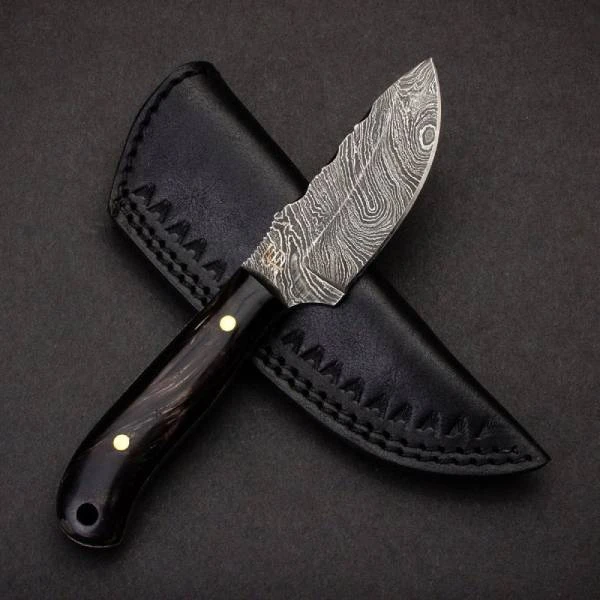 Couteau Skinner En Acier Damas Fait Main Avec Un Manche En Bois 3 Couteau Skinner En Acier Damas Fait Main Avec Un Manche En Bois – Image 3