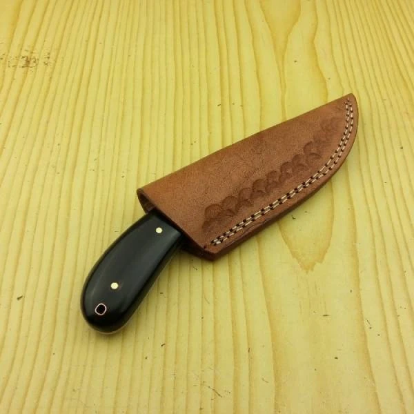 Couteau De Chasse Et Survie En Acier Damas Fait Main Et Manche En Corne 4 Couteau De Chasse Et Survie En Acier Damas Fait Main Et Manche En Corne – Image 4