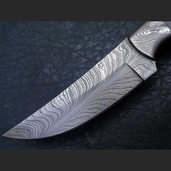 Couteau De Chasse Motif Plume En Damas 3 Couteau De Chasse Motif Plume En Damas – Image 3